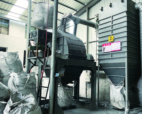 Vertical ball milling and crushing workshop